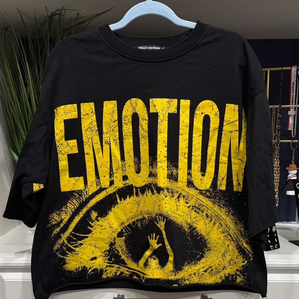 Mixed Emotions Street Wear SZ M Black and Yellow Graphic T-Shirt